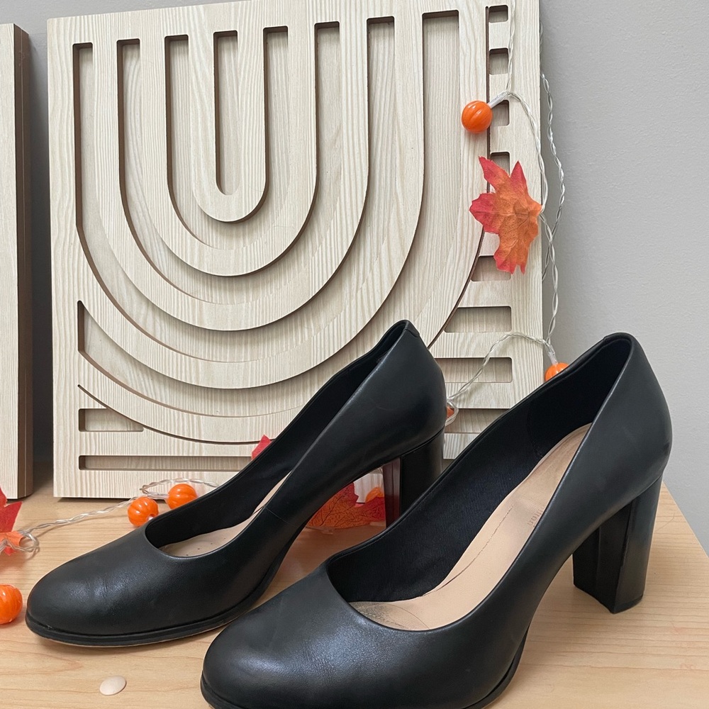 Clark’s Black Leather Heels - Picture 7 of 8